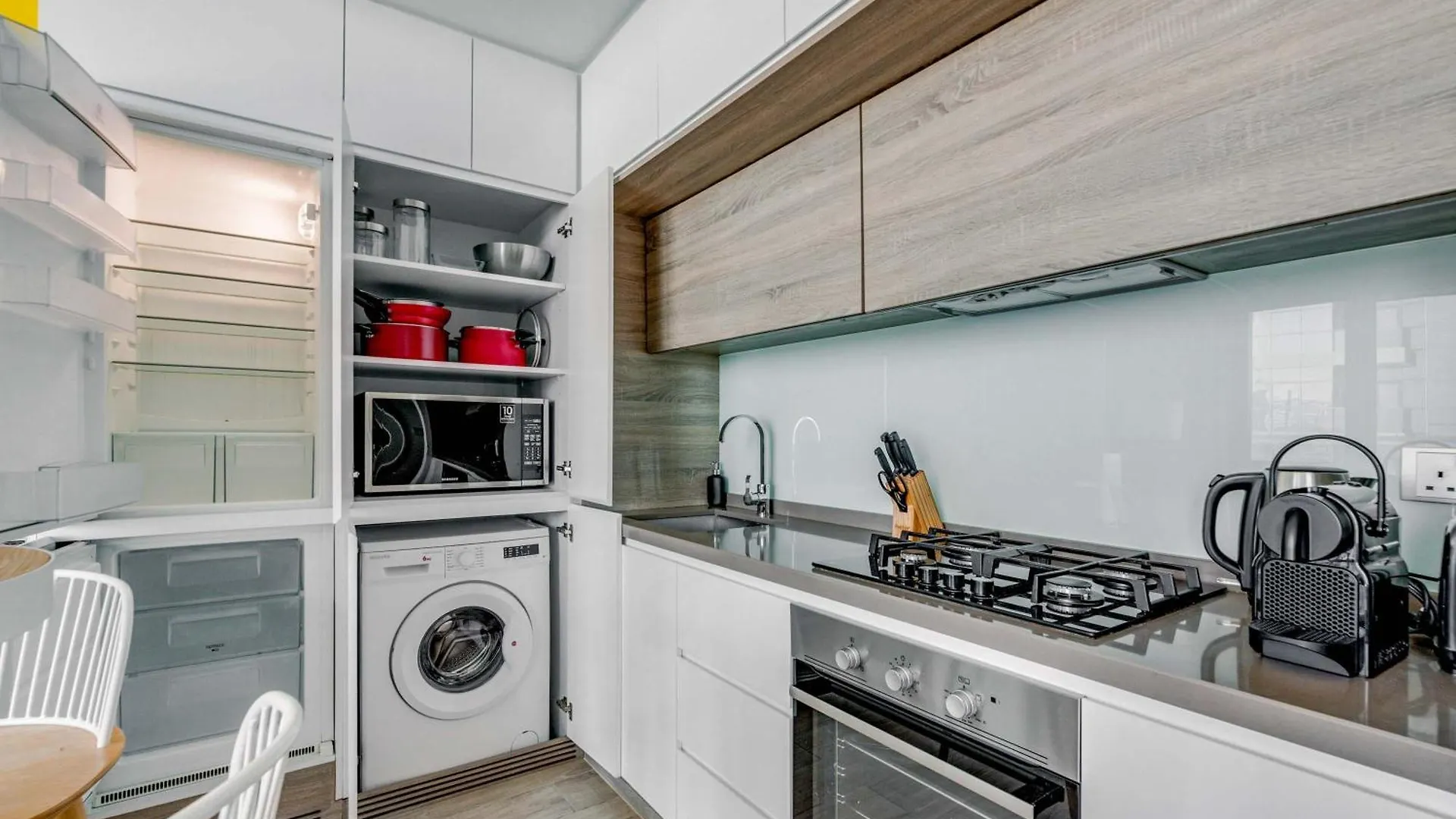 Knokey Dubai Marina Comfortable Apartments With Pool And Gym