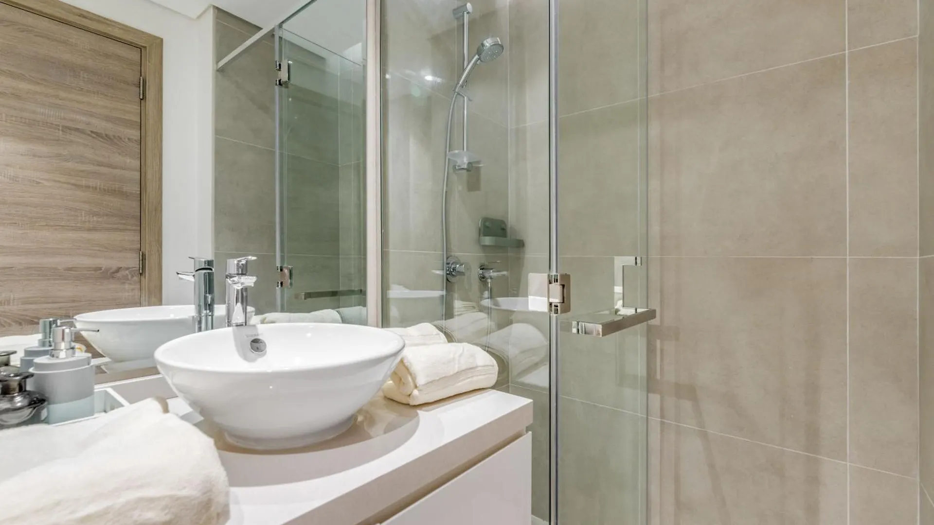 Knokey Dubai Marina Comfortable Apartments With Pool And Gym